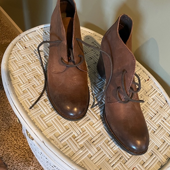 Brown leather Born ankle bootie with lace up ties. Size 10 - Picture 5 of 5